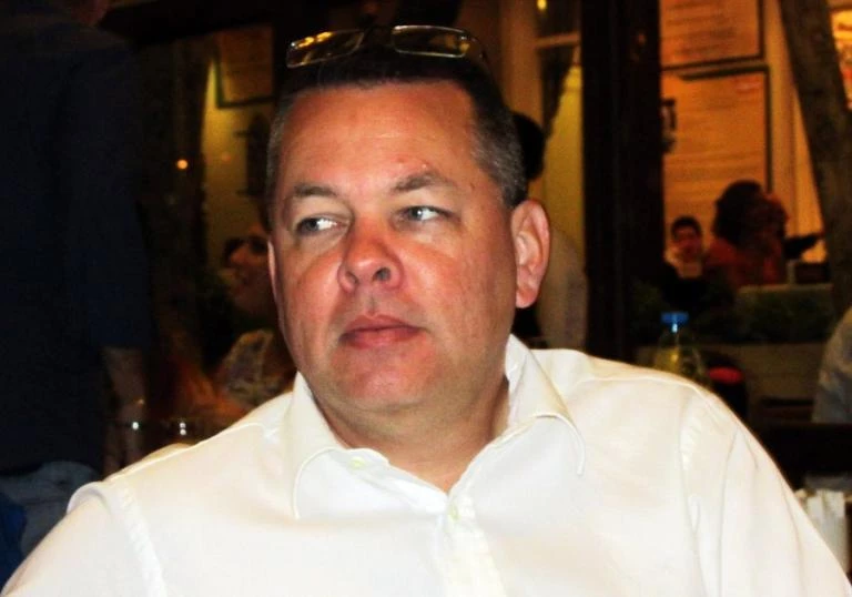 ΕΚΤΑΚΤΟ: Εκτός φυλακής ο Αμερικανός πάστορας Μπράνσον – Υποχώρηση Ερντογάν μετά την πίεση από Τραμπ – Τέθηκε σε περιορισμό κατ΄οίκον